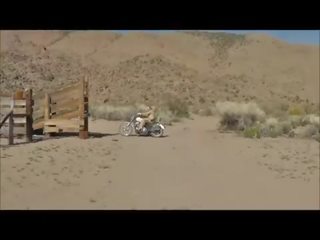 Kůže motorkářky transsexuál v nevada desert s tupokolík