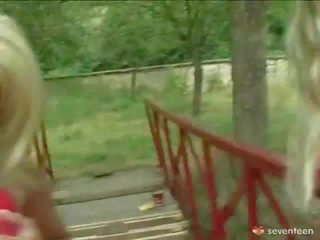 2 білявка правової вік підлітки на в bridge